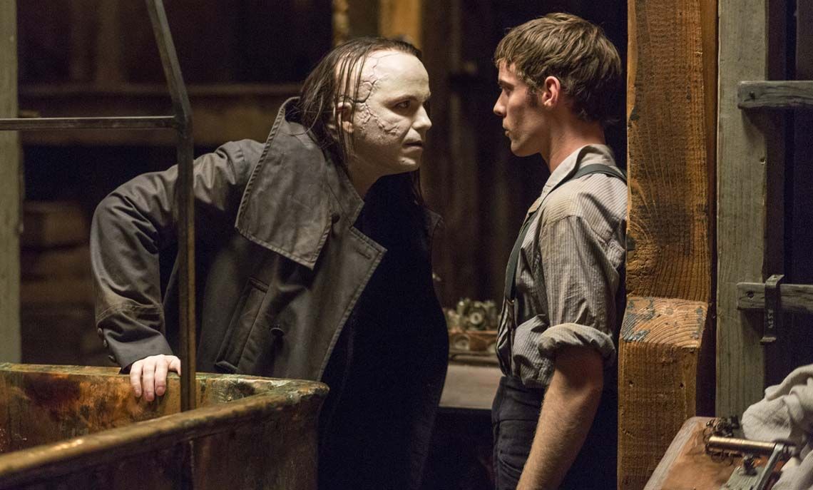 Rory Kinnear as The Creature and Harry Treadaway as Dr. Victor Frankenstein in Penny Dreadful (season 2, episode 1). - Photo: Jonathan Hession/SHOWTIME - Photo ID: PennyDreadful_201_0755
